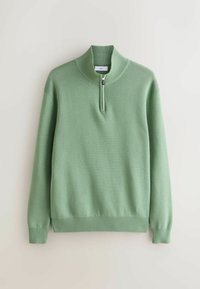 Pulover tricotat verde cu guler înalt, având închidere cu fermoar pe un sfert și manșete și tiv zimțat. Textură moale, croi lejer.