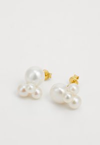 Orecchini con perle che presentano diverse perle bianche di varie dimensioni, con una finitura color oro e una superficie liscia e lucida.
