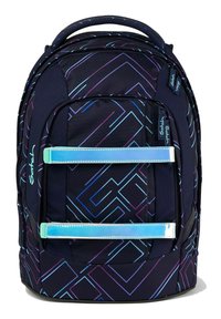 Rucksack aus strapazierfähigem schwarzem Stoff mit geometrischen lila und blauen Mustern. Verfügt über zwei reflektierende Riemen und einen gepolsterten Griff.