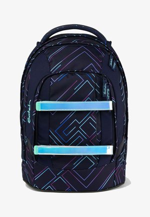 Rucksack aus strapazierfähigem schwarzem Stoff mit geometrischen lila und blauen Mustern. Verfügt über zwei reflektierende Riemen und einen gepolsterten Griff.