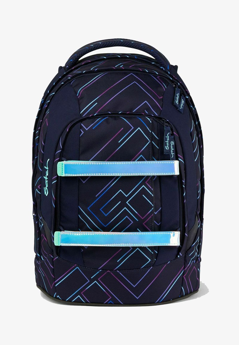Rucksack aus strapazierfähigem schwarzem Stoff mit geometrischen lila und blauen Mustern. Verfügt über zwei reflektierende Riemen und einen gepolsterten Griff.