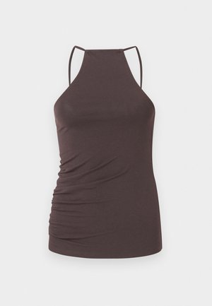 Καφέ αμάνικο τοπ με λεπτούς ιμάντες στον λαιμό και διακριτικό σούρωμα στο πλάι, εμφανίζεται σε απλό λευκό φόντο.