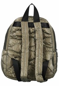 Sac à dos rembourré en vert olive, fabriqué en nylon brillant. Comprend des bretelles noires, des compartiments zippés et une texture matelassée avec une légère brillance.