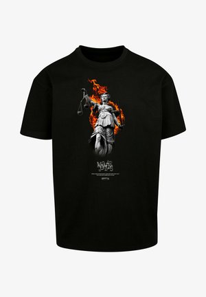 Czarna koszulka z odcieniami szarości statuy Lady Justice z płomieniami za nią i stylizowanym tekstem poniżej.