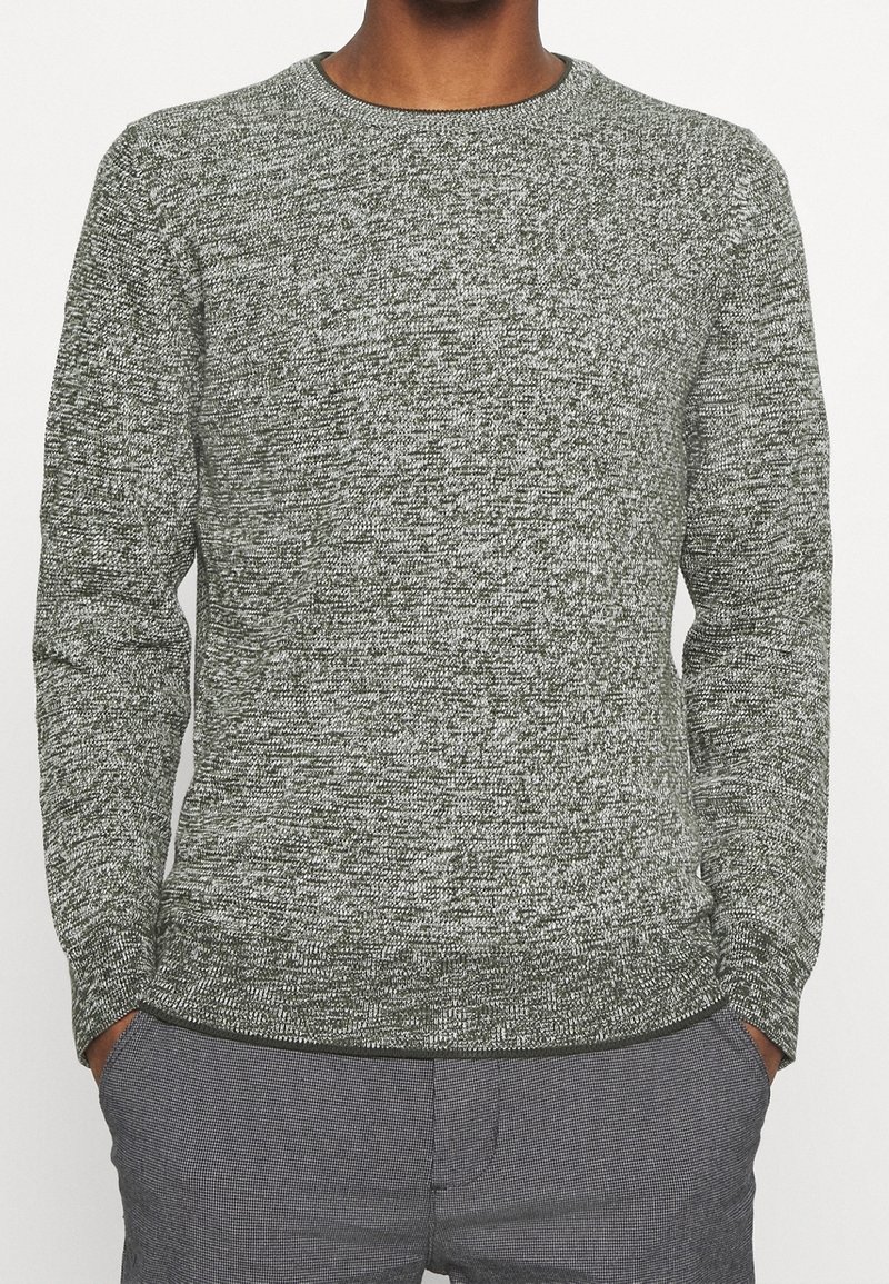 Grauer und dunkelgrüner gestrickter Pullover mit langen Ärmeln und rundem Ausschnitt. Der Stoff hat ein strukturiertes, meliertes Muster.