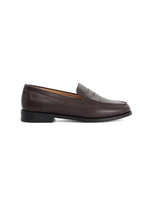 Mocassin penny en cuir marron foncé avec petit talon noir et couture simple, vu de côté sur fond blanc.