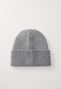 Berretto grigio a maglia con una texture a coste e un'orlo piegato, caratterizzato da strisce verticali e un materiale morbido.