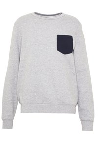 Sudadera gris claro con cuello redondo, mangas largas y puños de canalé. Cuenta con un bolsillo de parche azul marino en el lado izquierdo del pecho. Textura suave.
