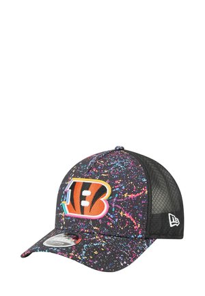 Casquette noire avec un motif éclaboussant coloré, arborant un bold logo "B" orange et noir. Dos en maille texturé et visière courbée.
