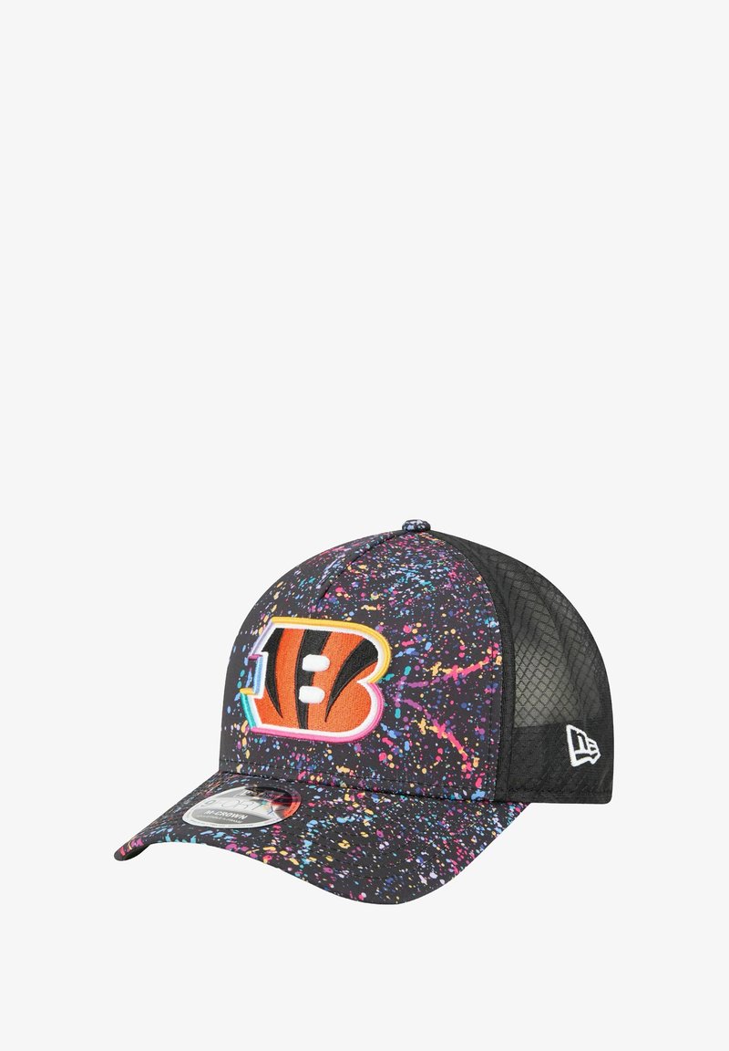 Schwarze Kappe mit einem bunten Spritzmuster und einem auffälligen orange-schwarzen "B"-Logo. Gewebter Mesh-Rücken und gebogener Schirm.