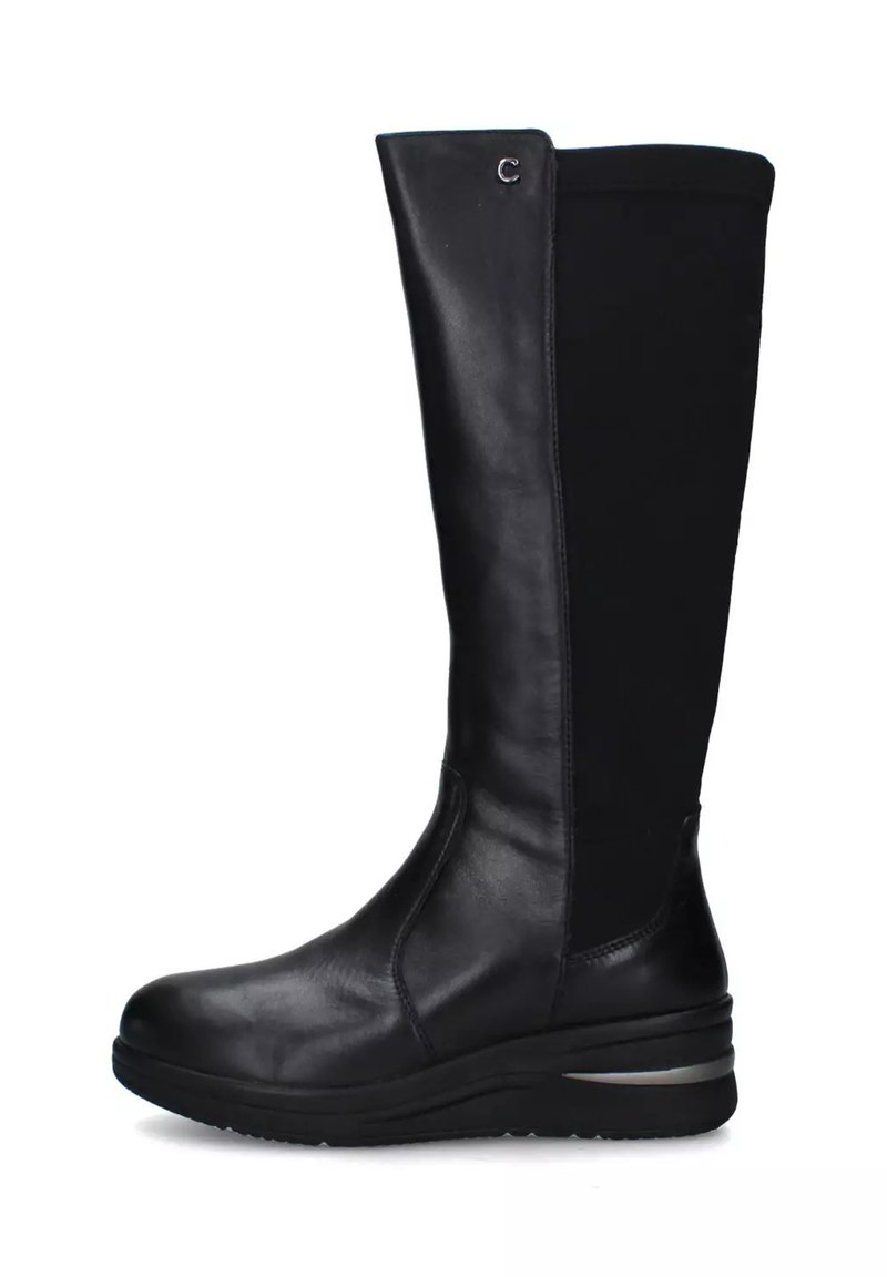 Stivali neri al ginocchio con un esterno in pelle liscia, pannello in tessuto elastico, suola a zeppa e dettaglio metallico sul tacco.