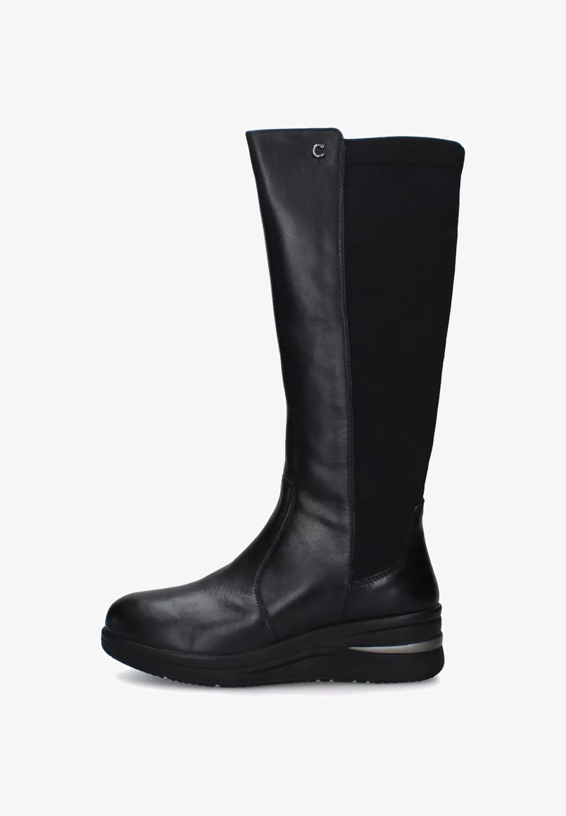 Stivali neri al ginocchio con un esterno in pelle liscia, pannello in tessuto elastico, suola a zeppa e dettaglio metallico sul tacco.