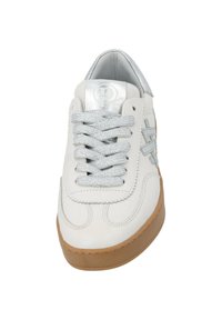 Zapatilla de cuero blanco con acentos plateados, cordones texturizados y suela de goma. Presenta una lengüeta acolchada y un detalle de logo en el lateral.