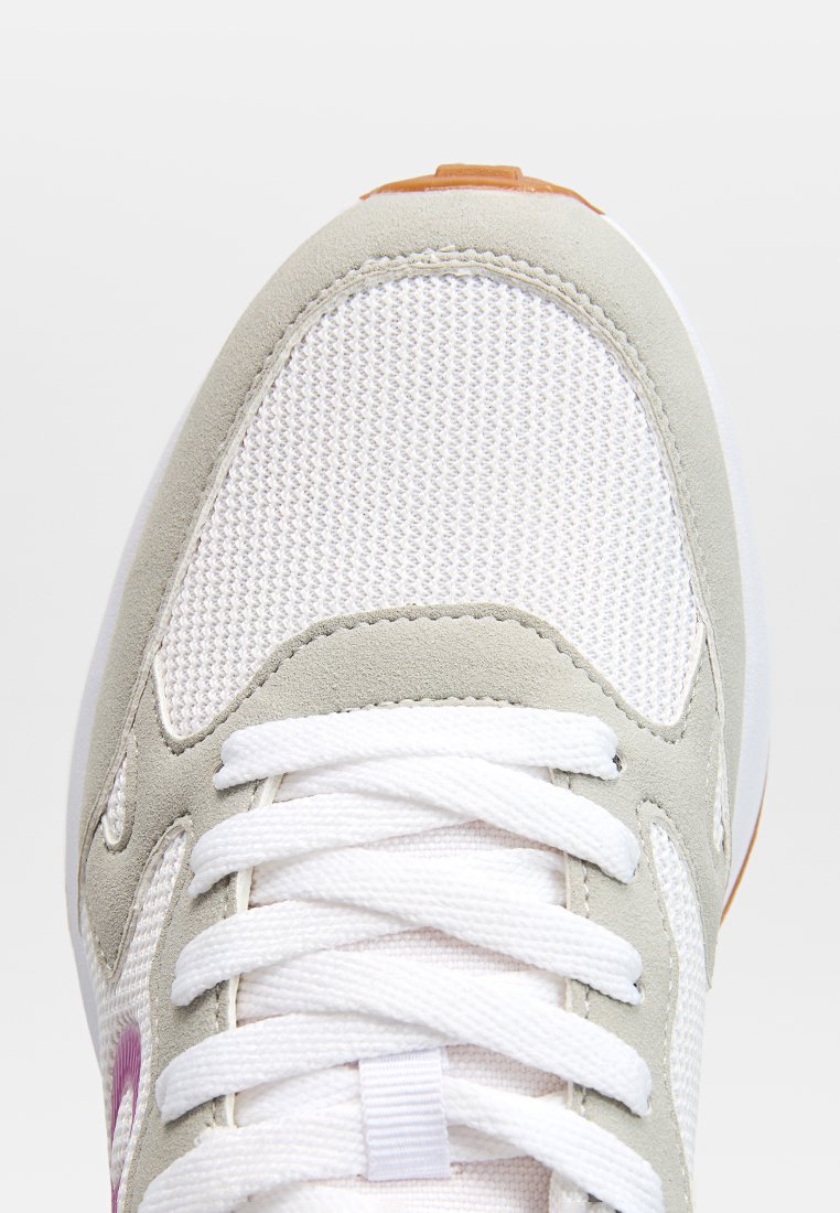 Zapatilla con parte superior de malla blanca, acentos de ante gris y un logo rosa. Presenta cordones planos blancos y una suela de goma texturizada.