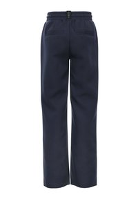 Navyblauwe wijde broek van soepel materiaal. Bevat een elastische tailleband, twee achterzakken en een label aan de achterkant.