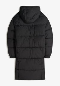 Svart vadderad jacka med huva, med en lång design, quiltade sektioner och elastiska mudd för en säker passform. Slät, hållbar tygstruktur.