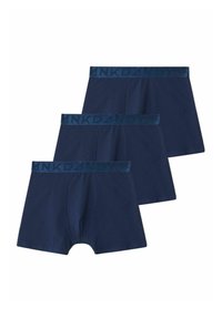Tre marinblå boxershorts i mjukt tyg, med en slät midjeresår och tonalt varumärke. Varje short har en åtsittande design.