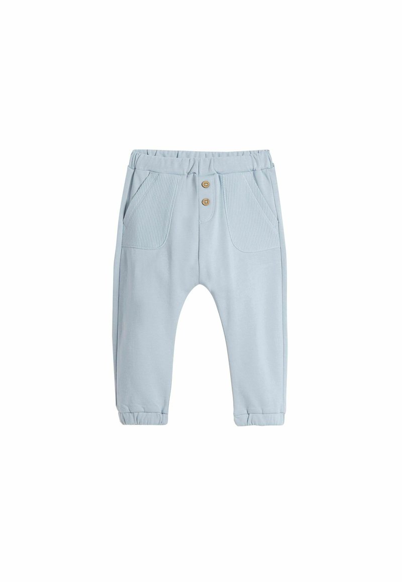 Lichtblauwe katoenen broek met een tapse pijp, twee voorkruimelpockets en een elastische tailleband met trekkoord. Voorzien van twee houten knopen aan de voorkant.