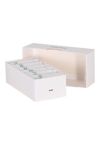 Weiße rechteckige Box mit gerollten weißen Bambussocken und grüner Schrift. Offene Box zeigt sorgfältig angeordnete Socken im Inneren.