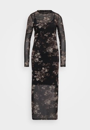 Czarna siatkowa sukienka z długimi rękawami, zdobiona floralnym wzorem w odcieniach szarości i brązu. Długości do podłogi, o dopasowanej sylwetce.