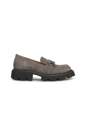 Grauer Veloursleder-Slipper mit klobiger schwarzer Sohle und dekorativer Schmuckkette auf dem Vorderblatt, Seitenansicht auf weißem Hintergrund.