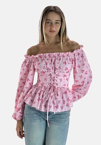 Rosa blomengemusterte Off-Shoulder-Bluse mit Puffärmeln und taillierter Taille, mit einem rüschenden Saum und Schnürdetails an der Vorderseite.