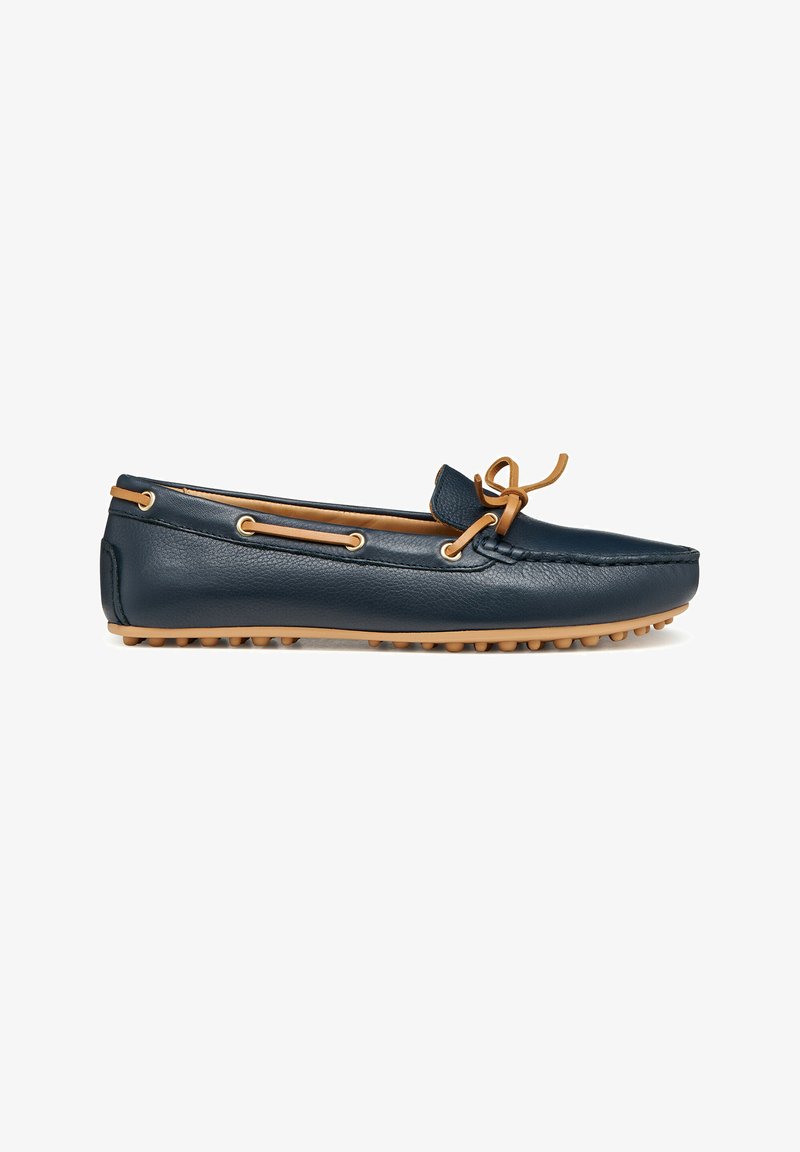 Mocassino in pelle blu navy con punta arrotondata, lacci beige a contrasto e suola in gomma testurizzata con piccoli rigonfiamenti per una maggiore presa.