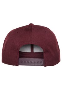 Gorra snapback burdeos con forma estructurada, tejido texturizado, ojales ventilados y una correa ajustable de plástico en la parte de atrás.