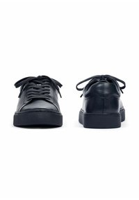 Czarne skórzane sneakersy z okrągłymi noskami, płaskimi sznurówkami i teksturowanymi gumowymi podeszwami. Prosty design bez widocznych logotypów czy wzorów.