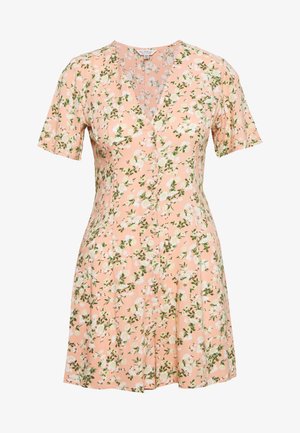 Robe courte à manches courtes couleur pêche avec imprimé floral blanc, encolure en V, fermeture à boutons sur le devant, et taille cintrée s'évasant en une jupe courte.
