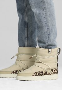 Puma SNOWBAE ANIMAL - Snowboots  - putty black-brown mushroom