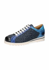 Zapatilla de cuero azul con superposiciones texturizadas, cordones blancos y una gruesa suela blanca. Presenta superficies lisas y con patrones en diferentes tonos de azul.