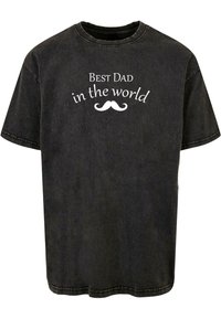 Camiseta de algodón negra con cuello redondo, mangas cortas y texto en blanco que dice "El mejor papá del mundo" con un gráfico de un bigote.