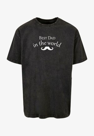 Schwarzes Baumwoll-T-Shirt mit Rundhalsausschnitt, kurzen Ärmeln und weißem Text "Bester Papa der Welt" mit einem Schnurrbart-Graphic.