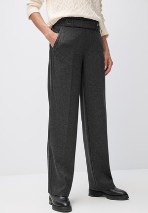 Pantalons larges gris en tissu doux, dotés d'une ceinture avec boutons et de poches latérales, complétés par de subtils accents rayés.