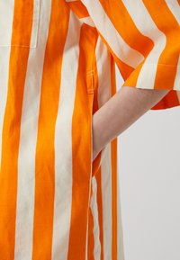 Marimekko MARKKINAT MERIROSVO MIX DRESS - Marškininė suknelė - orange/off-white/blue/beige