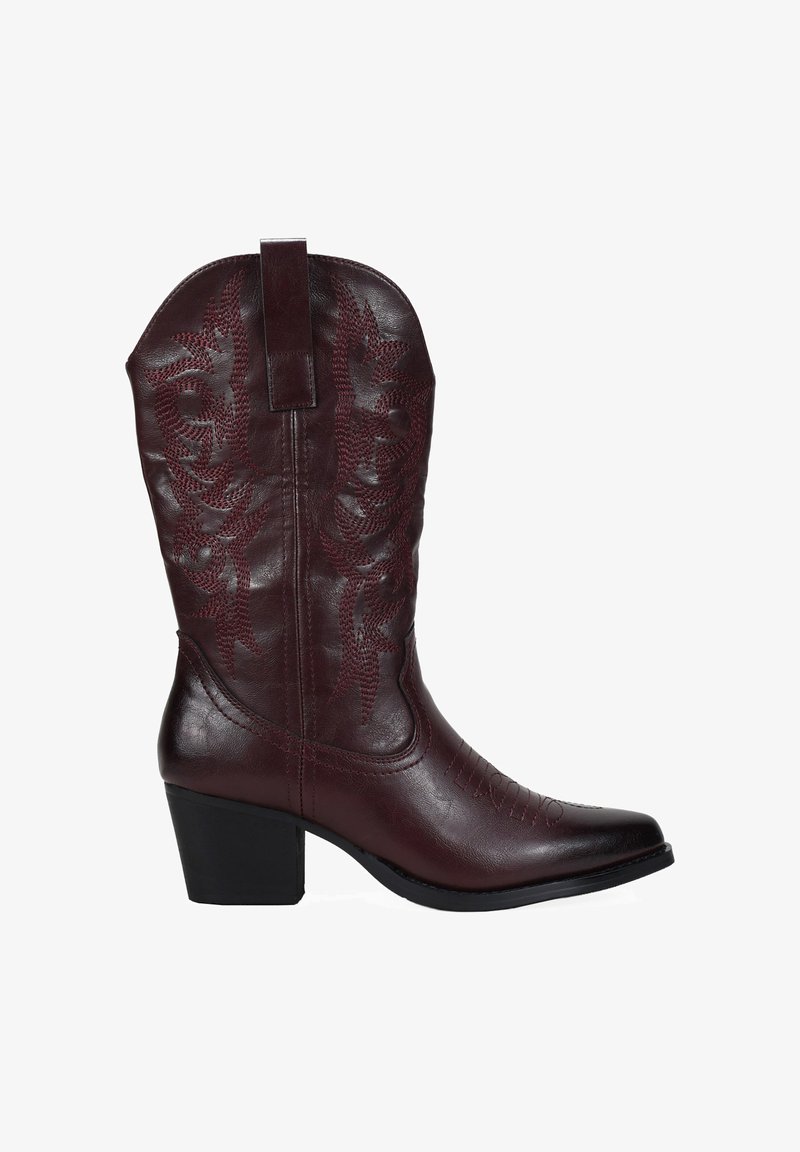 Botas de cowboy de cuero burdeos con intrincados bordados florales, puntera afilada y tacón cuadrado. Cuenta con una lengüeta en la parte superior para facilitar su puesta.