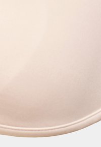 Nude push-up podprsenka s hladkým, textúrovaným materiálom, zaobleným tvarom, podporou s kosticami a jemným stehom pozdĺž okrajov.