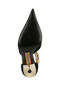 Scarpa con tacco alto nera a punta con finitura liscia, dotata di accessori in metallo dorato e un design del tacco curvato. Dettagli della suola texturizzata visibili.