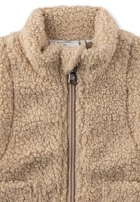 Beige Fleeceweste mit hohem Kragen. Verfügt über einen Frontreißverschluss, eine strukturierte Oberfläche und weiches, flauschiges Material. Keine Taschen oder Verzierungen.