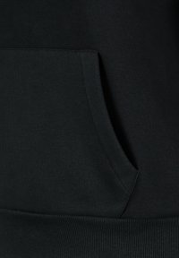 Schwarzer Sweatshirt mit Kängurutasche, geripptem Saum und glatter Stoffoberfläche. Einfaches Design ohne Verzierungen oder Muster.