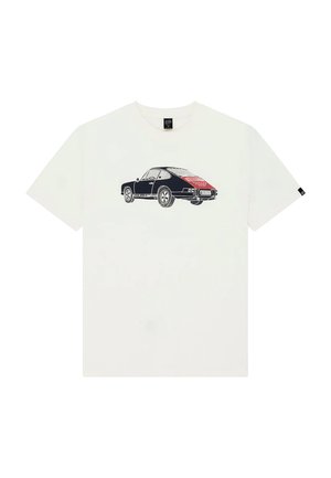 Weißes T-Shirt mit einer schwarzen Illustration eines Oldtimers mit roter Motorabdeckung, die mittig auf der Vorderseite gedruckt ist.