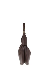 Borsa a tracolla in pelle marrone con superficie testurizzata, forma morbida e una sola tracolla larga con minuteria metallica e cuciture decorative.
