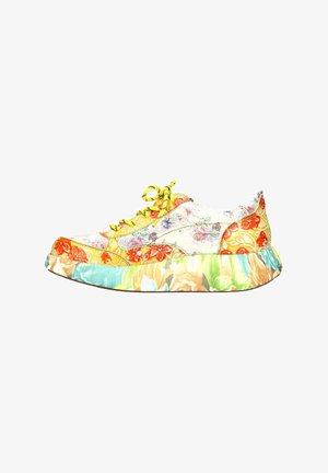 Sneakers w kwiatowym wzorem, z kolorową tkaniną na górze, żółtymi sznurówkami oraz grubą, teksturowaną podeszwą z pastelowymi akcentami w kwiaty.