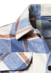 Flanellhemd mit blau-weißem Karomuster und braunen Akzenten, einem Hemdkragen und schwarzen Knöpfen an der Tasche.