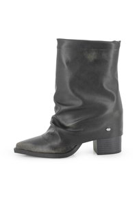 Botín negro de estilo informal hasta el tobillo, fabricado en material sintético suave, con puntera puntiaguda, tacón cuadrado y un pequeño detalle metálico en el costado.