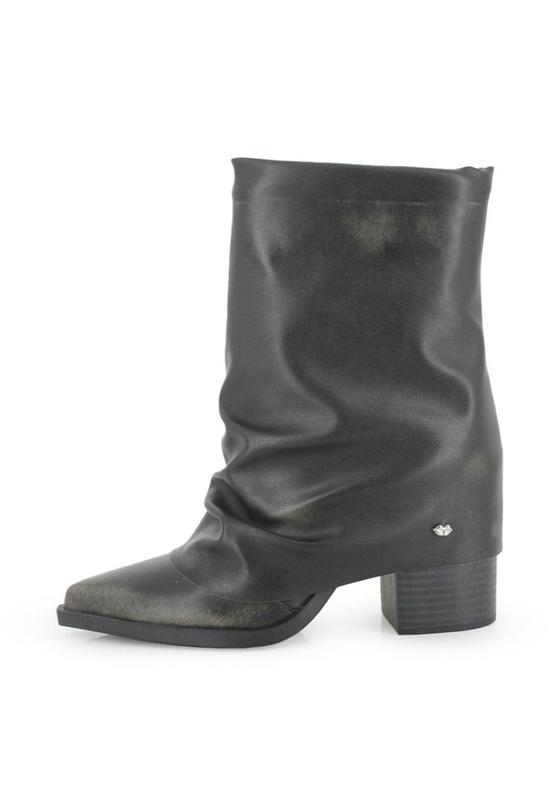 Botín negro de estilo informal hasta el tobillo, fabricado en material sintético suave, con puntera puntiaguda, tacón cuadrado y un pequeño detalle metálico en el costado.