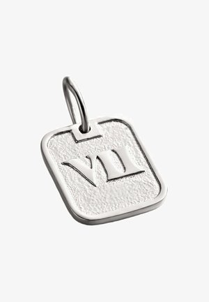 Colgante de plata en forma cuadrada con una superficie texturizada, que presenta el número romano "VII" de forma destacada.