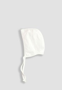 Bonnet in cotone bianco con forma curva, due nastri di chiusura e una texture morbida. Design semplice senza motivi o accenti aggiuntivi.