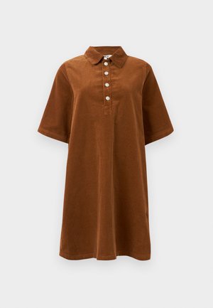 Rochie din catifea maro, cu mâneci scurte, depanare cu nasturi și guler. Prezintă o croială lejeră și o textură moale, ideală pentru ținute casual.